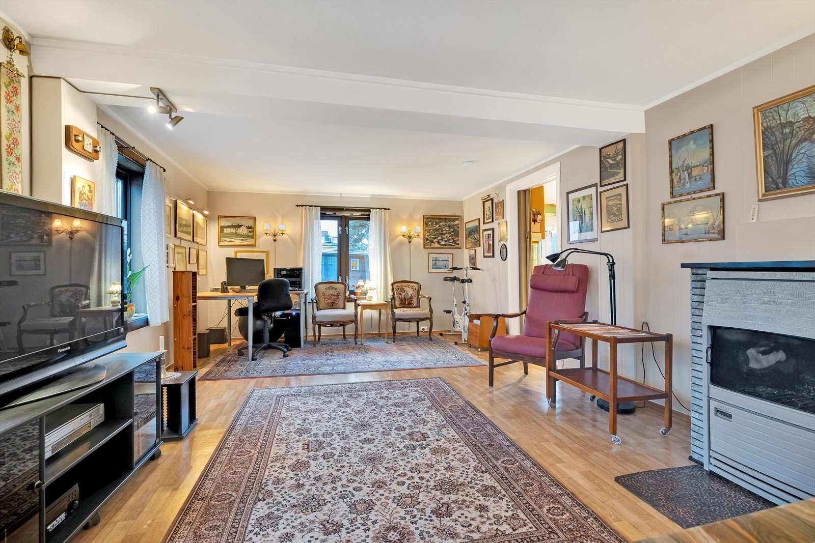 Det er lysinnslipp fra tre sider av rommet som sørger for rikelig med naturlig lys til hele rommet. Galleribilde