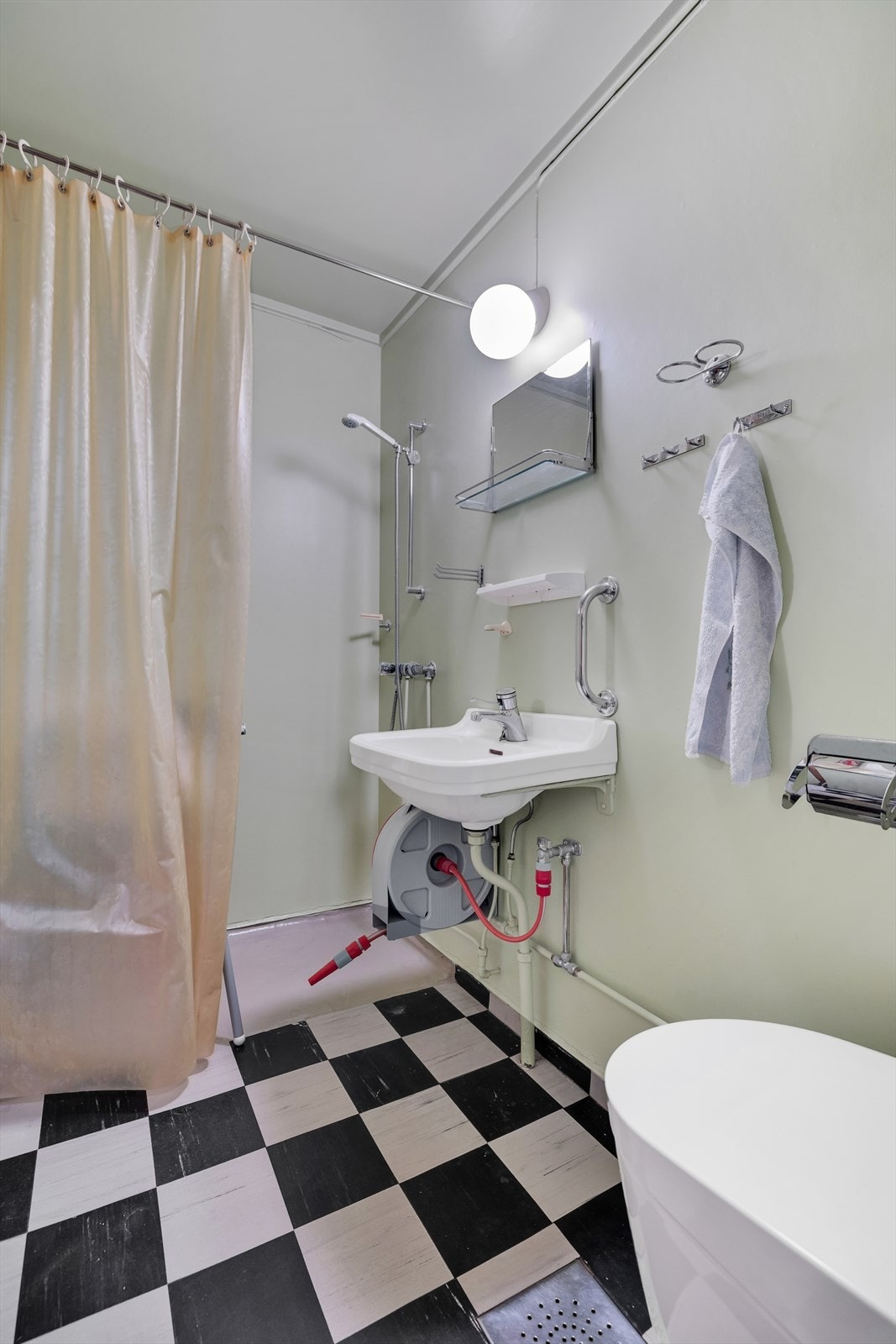 Begge baderommene har funksjonell standard og er i bruk i dag. Galleribilde