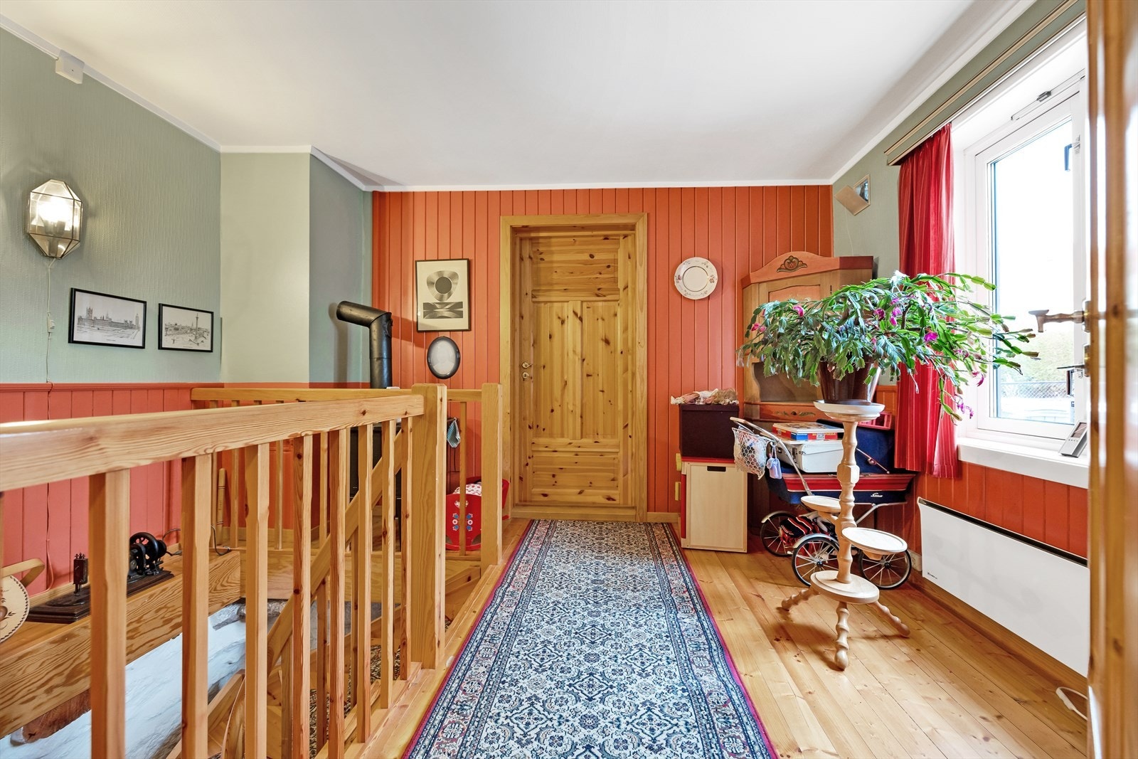 Husets første etasje har tidligere blitt brukt som to enheter med felles mellomgang. Galleribilde