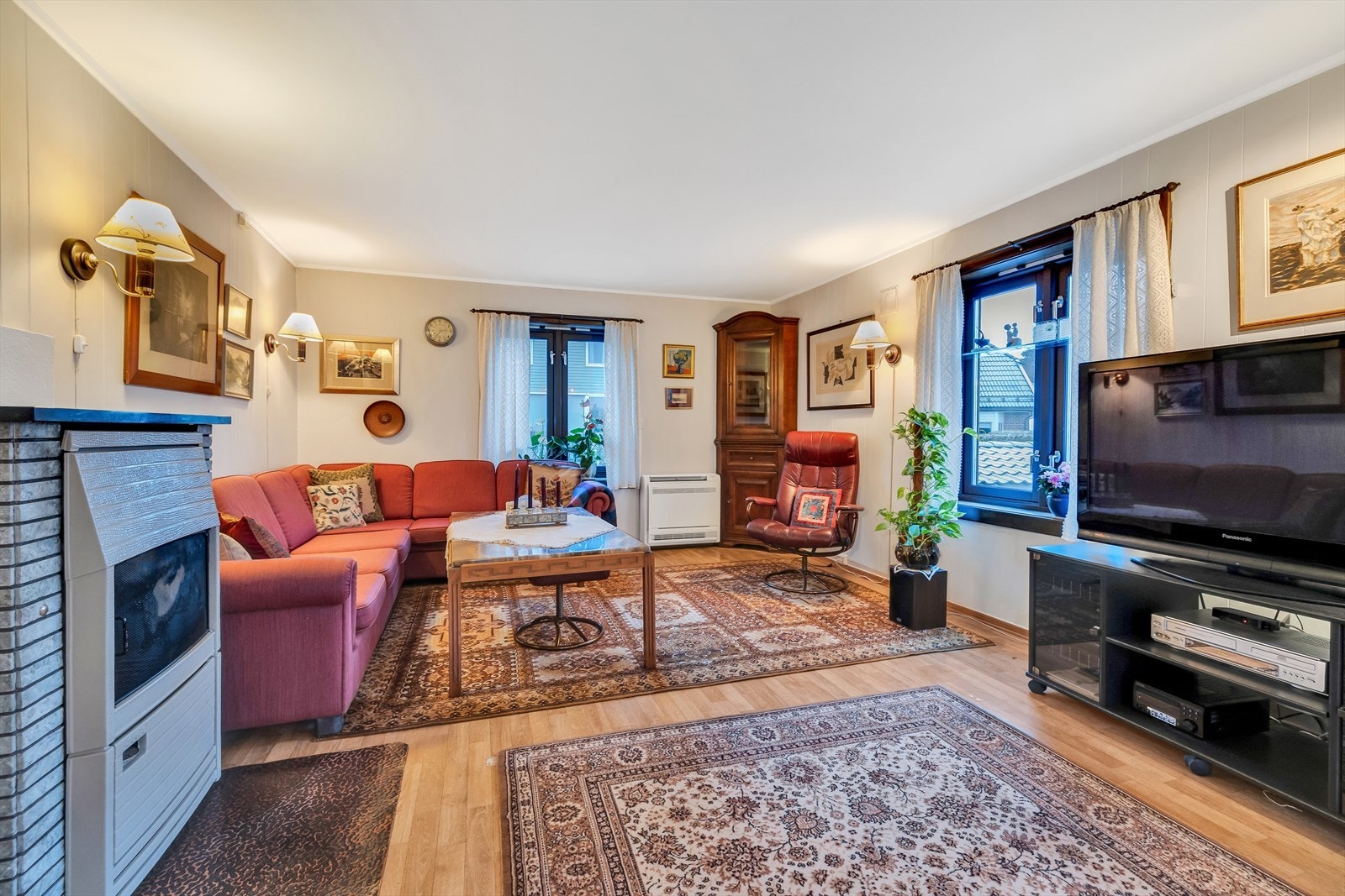 Stuen har en velfungerende varmepumpe som ble satt inn i 2019. Det er også pipeløp hvis man ønsker å sette inn peisovn. Galleribilde