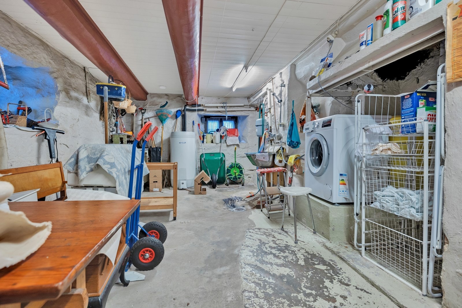 I underetasjen har man også opplegg for vaskemaskin og utslagsvask. Husets varmtvannsbereder er også plassert her. Galleribilde