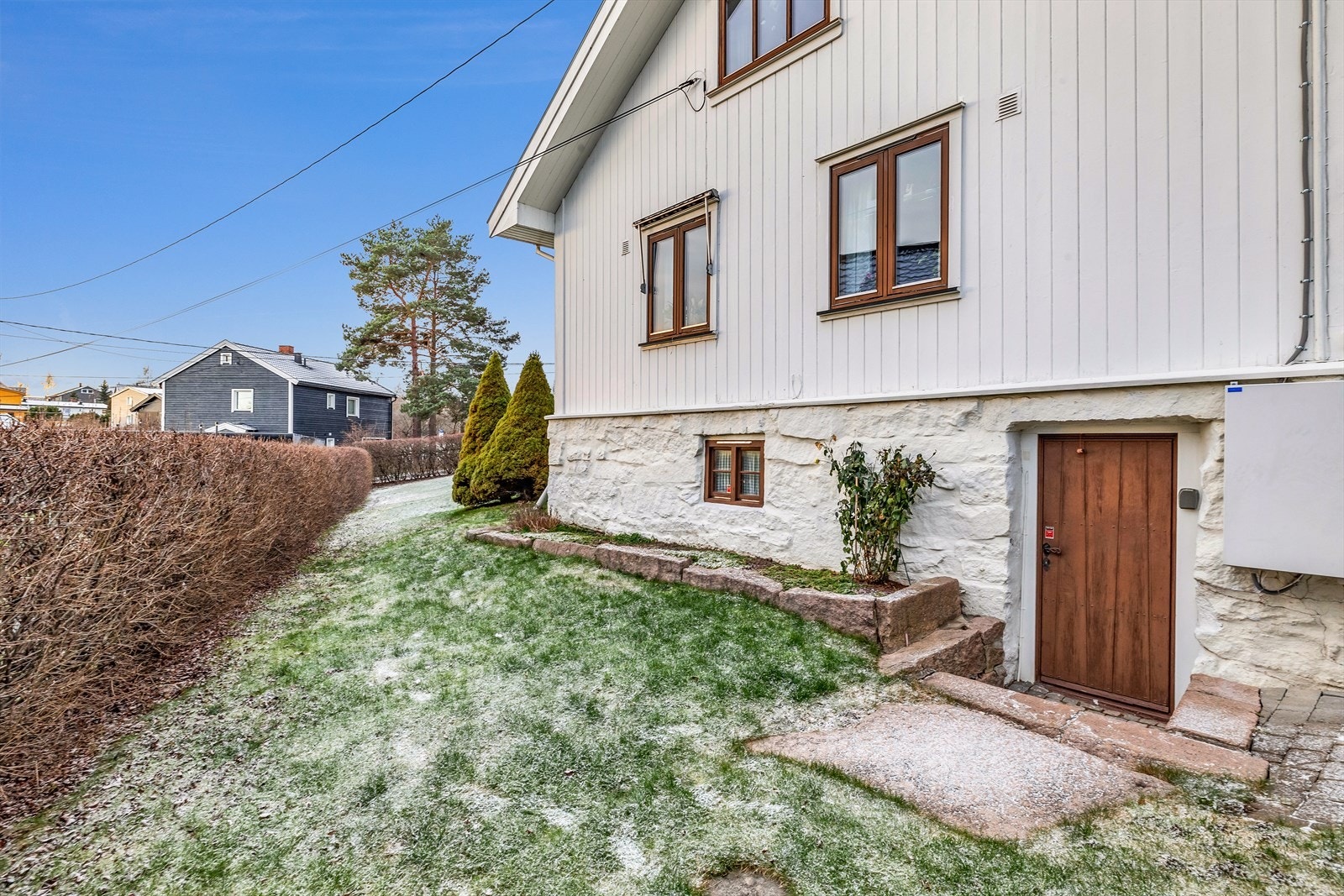 Husets underetasje har egen inngang fra siden av huset. Galleribilde