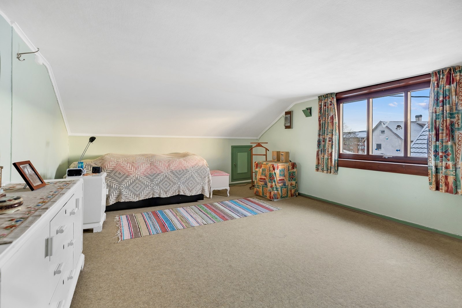 Husets hovedsoverom har god plass til å innrede med stor dobbeltseng, klesoppbevaring og annet ønsket møblement. Galleribilde