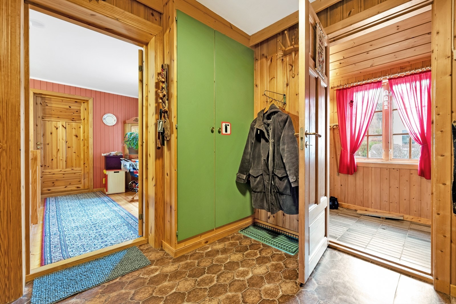 Huset har en entré og et vindfang med god plass til å henge fra seg yttertøy og sko. Galleribilde