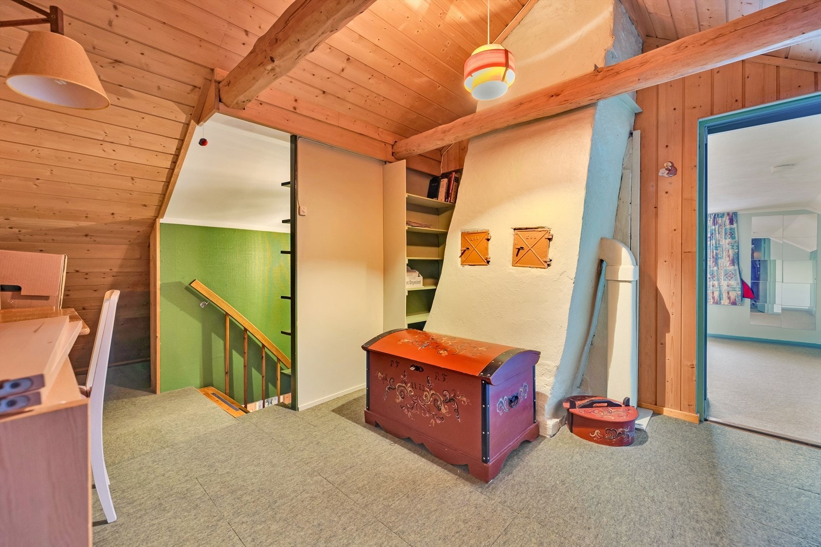 I husets andre etasje befinner alle soverommene seg, totalt 3 stykker. I tillegg har man en stor bod og et praktisk kott. Galleribilde