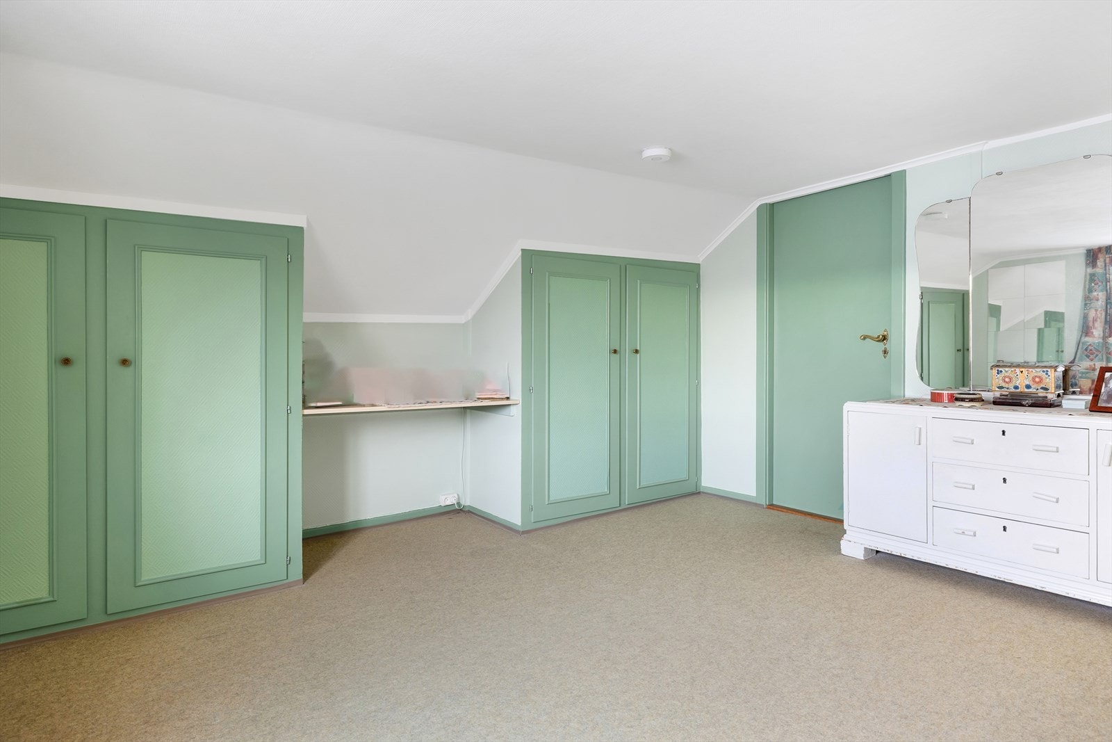 Det er plassbygde skap i hovedsoverommet. Galleribilde