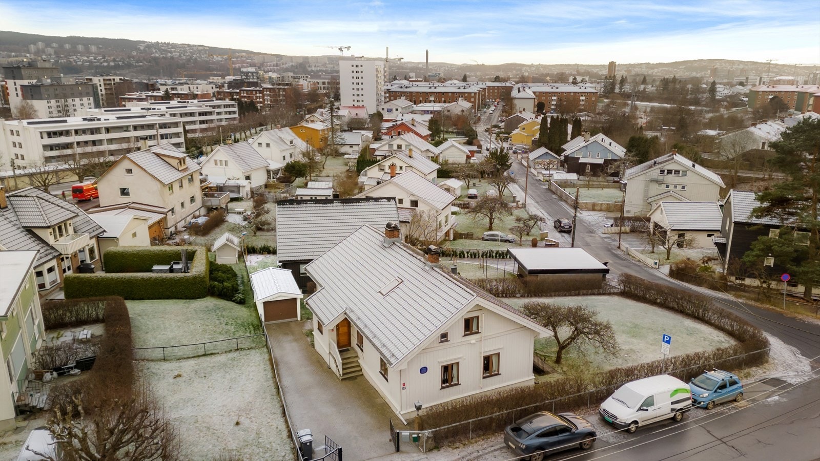 Huset som befinner seg på en stor endetomt har en fin intern beliggenhet i et barnvennlig hus- og villaområde. Galleribilde