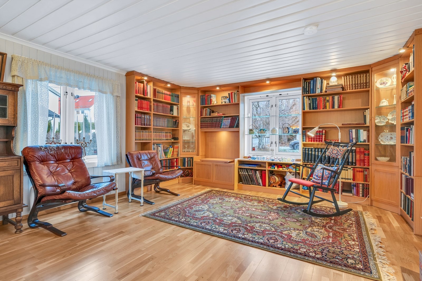 I likhet med den andre stuen, er det også her lysinnslipp fra tre sider av huset. Galleribilde