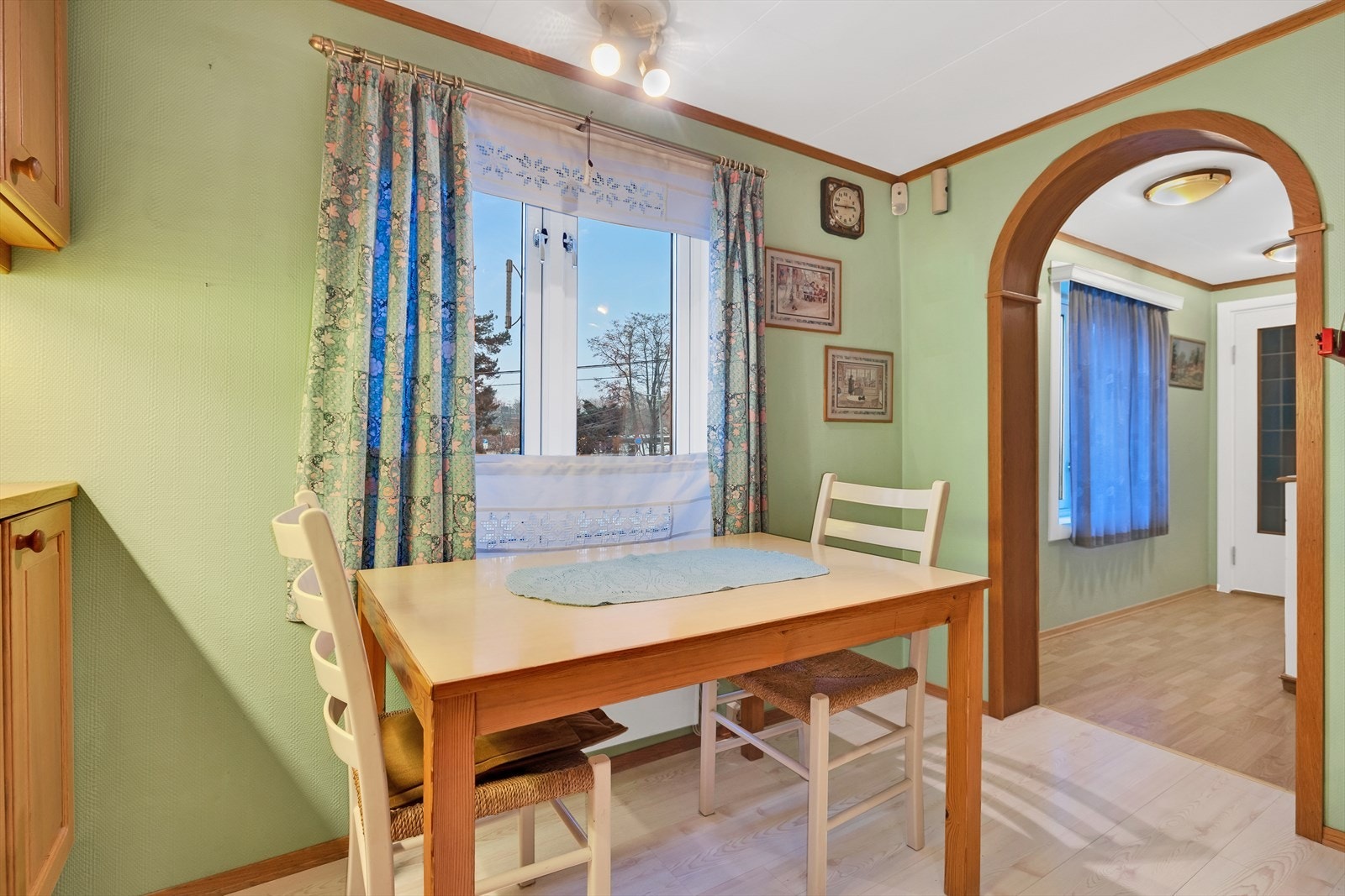 Det er plass til å innrede med en hyggelig spisegruppe ved kjøkkenvinduet som har utsyn mot husets private hage. Galleribilde