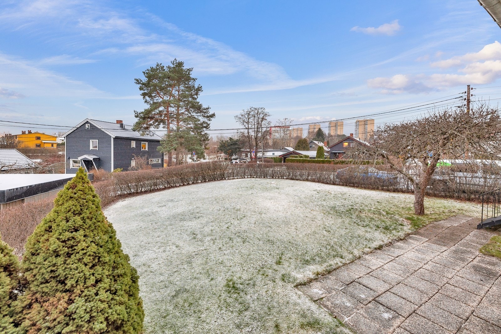 Hagen har en stor gressplen og er et trygt lekeområde for de minste. Galleribilde