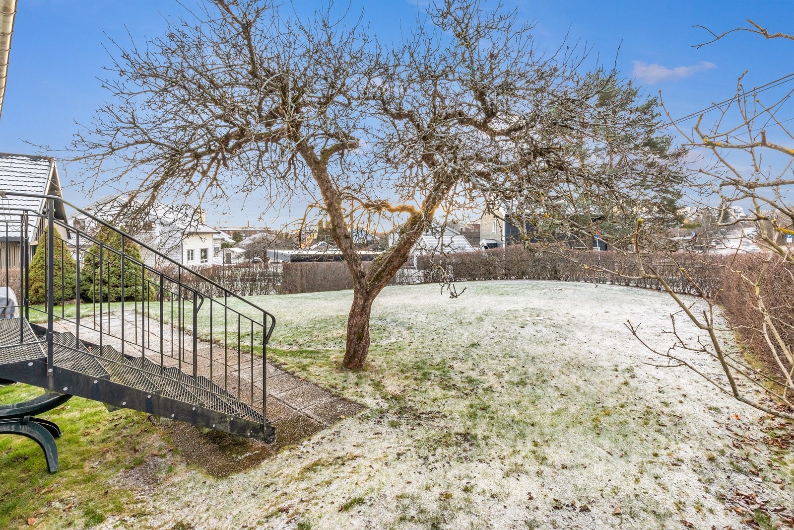 Stor og idyllisk privat hage som vender sydvestvendt. Galleribilde