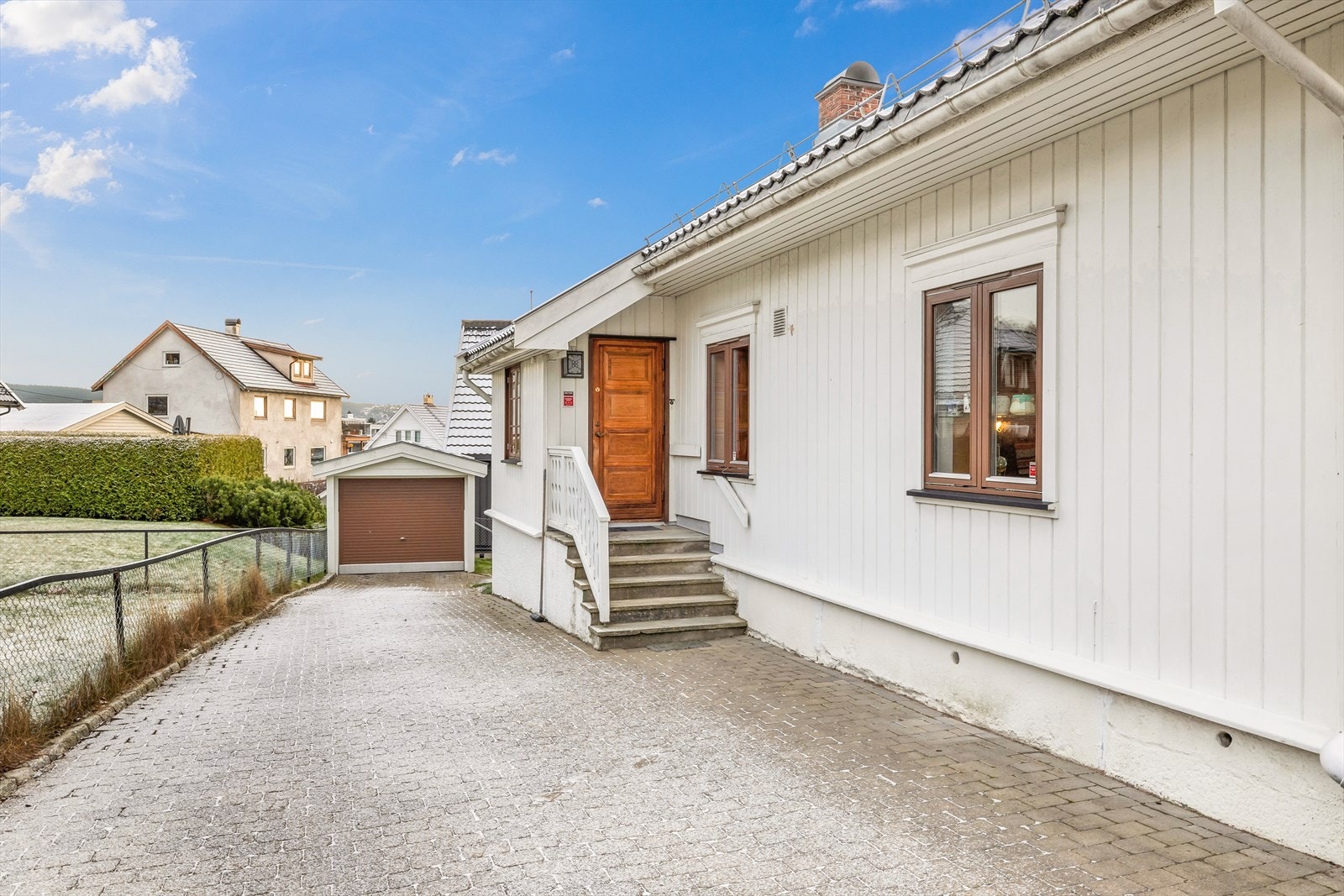 I 1983 fikk huset et tilbygg som i dag er inngangspartiet og vindfanget. Galleribilde