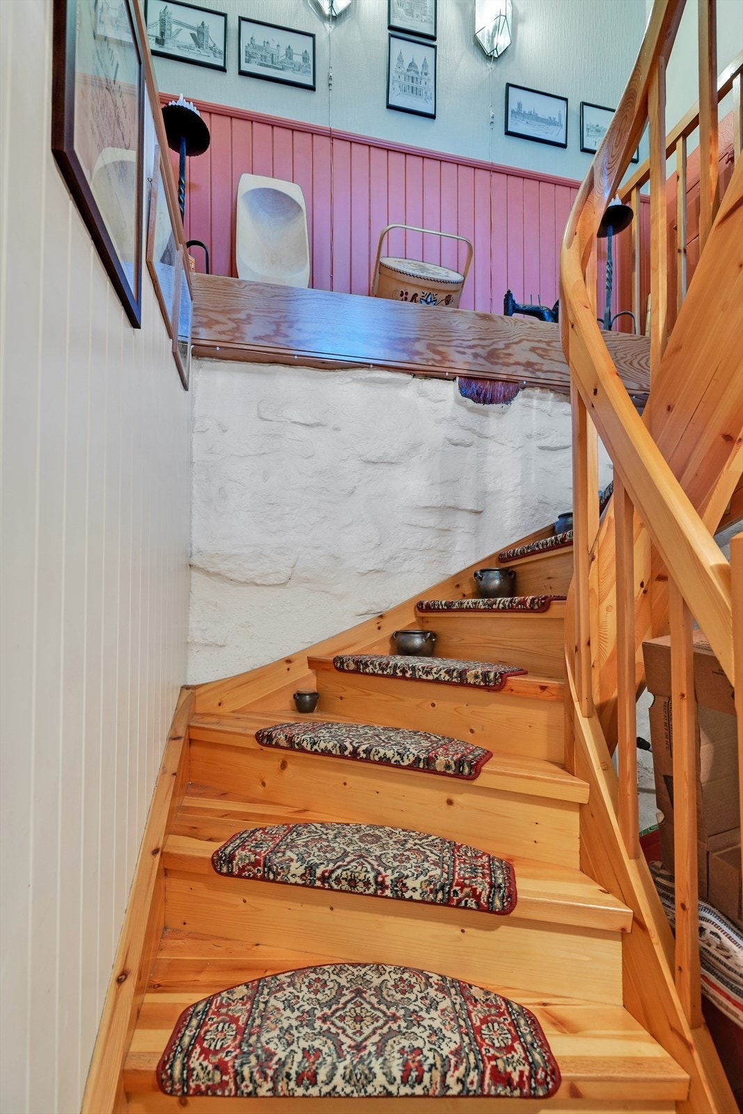 Underetasjen har en trappegang som fører til husets første etasje. Galleribilde