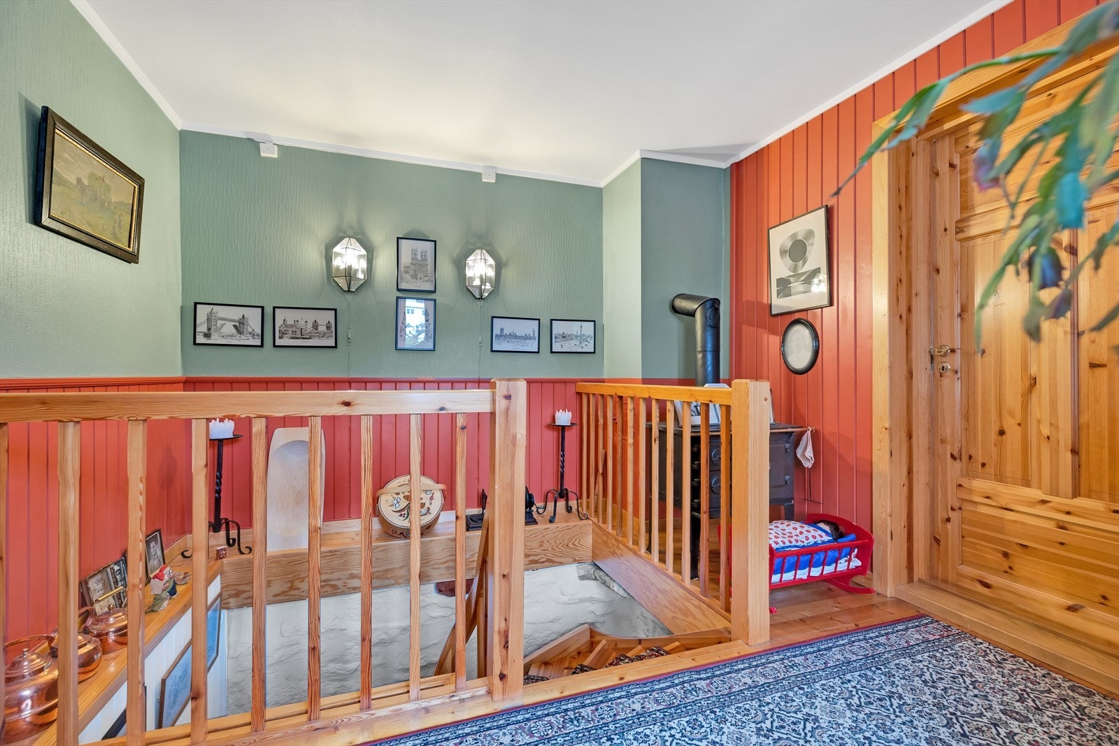 I mellomgangen er det en vedovn som ikke lenger brukes, men mulig å sette inn en moderne peisovn for oppvarming. Galleribilde