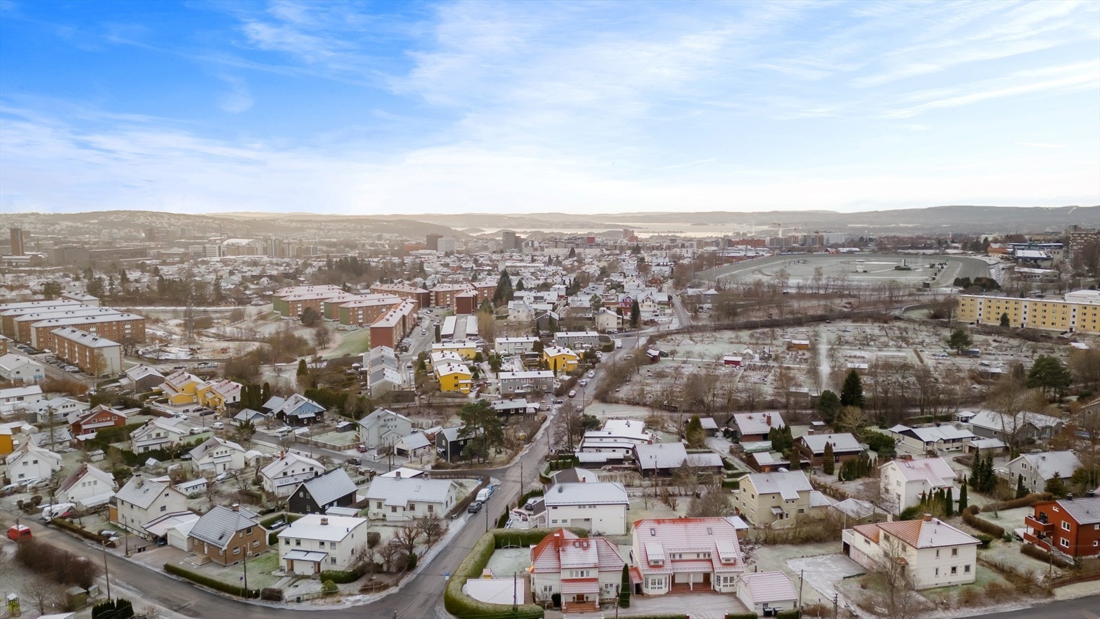 Huset ligger i et populært boligstrøk for barnefamilier. Galleribilde