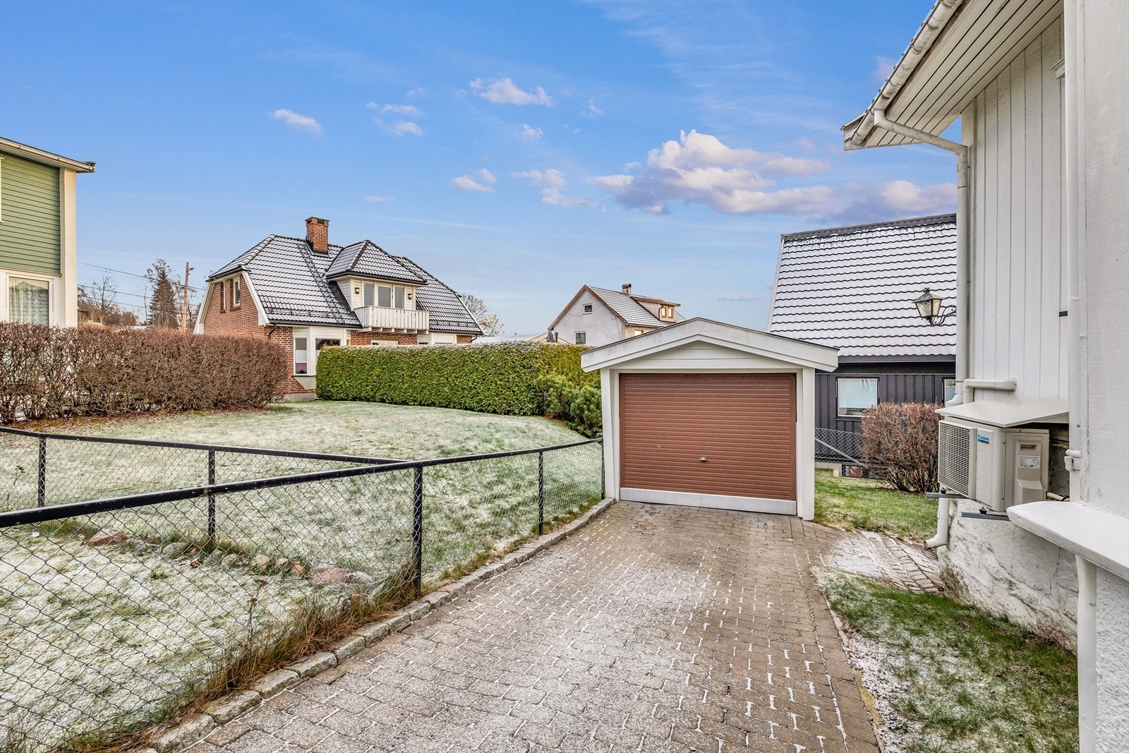 På eiendommen er det en frittstående garasje med ferdigattest fra 1972. Galleribilde