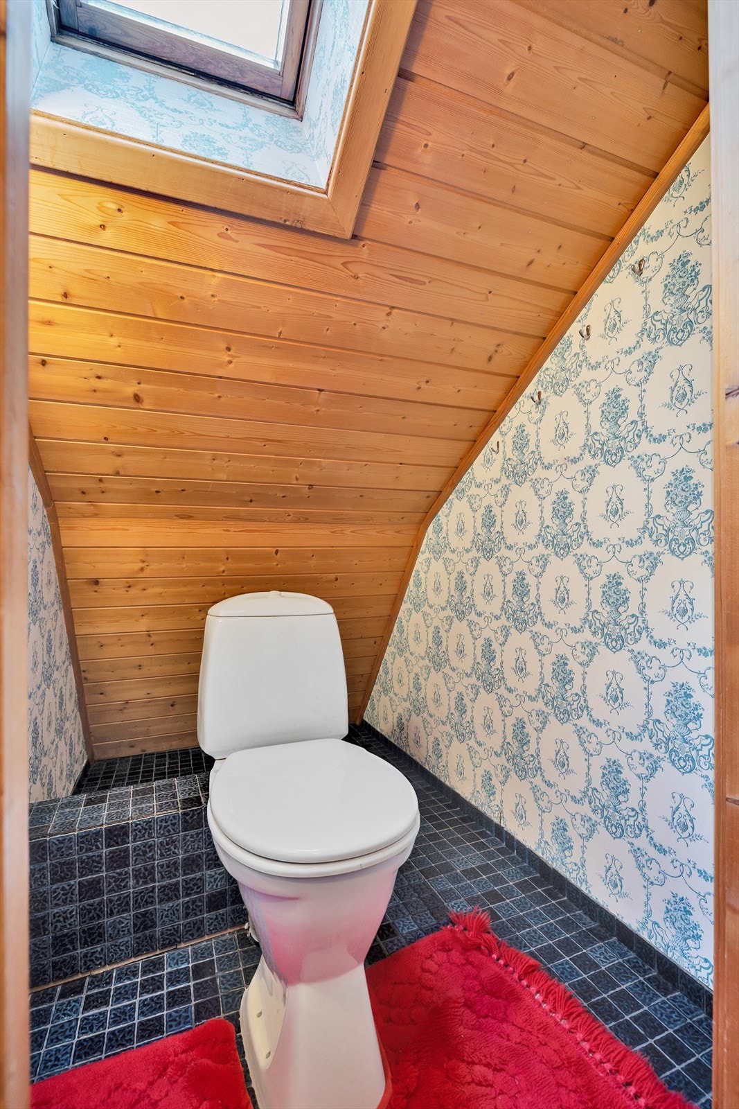 Det er et praktisk toalettrom i husets øverste etasje. Galleribilde