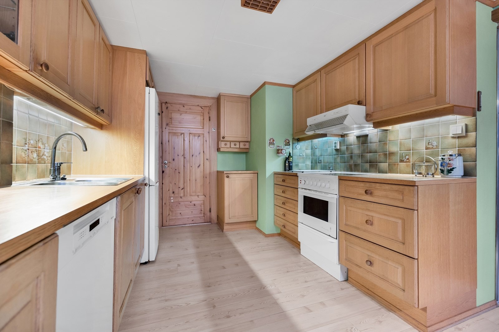 God plass til både matlaging og oppbevaring på kjøkken. Galleribilde