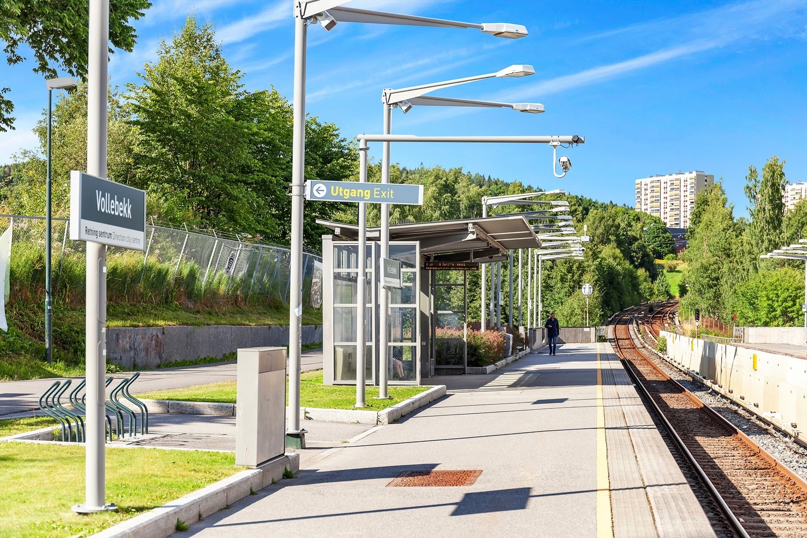 God tilgang til kollektiv transport med flere busslinjer og T-banen fra Vollebekk som bruker ca. 13 min. til Jernbanetorget og ca. 11 min. til Nydalen. Galleribilde