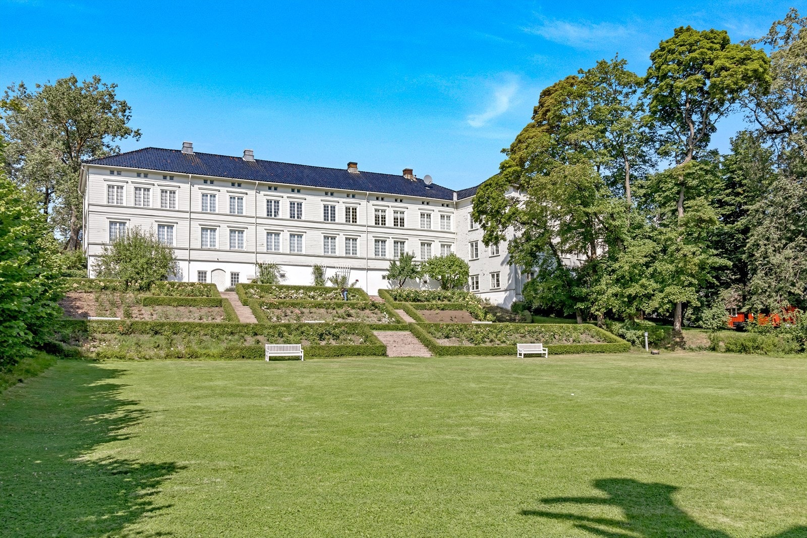 Ærverdige Linderud Gård er en kjent severdighet i bydelen. Galleribilde