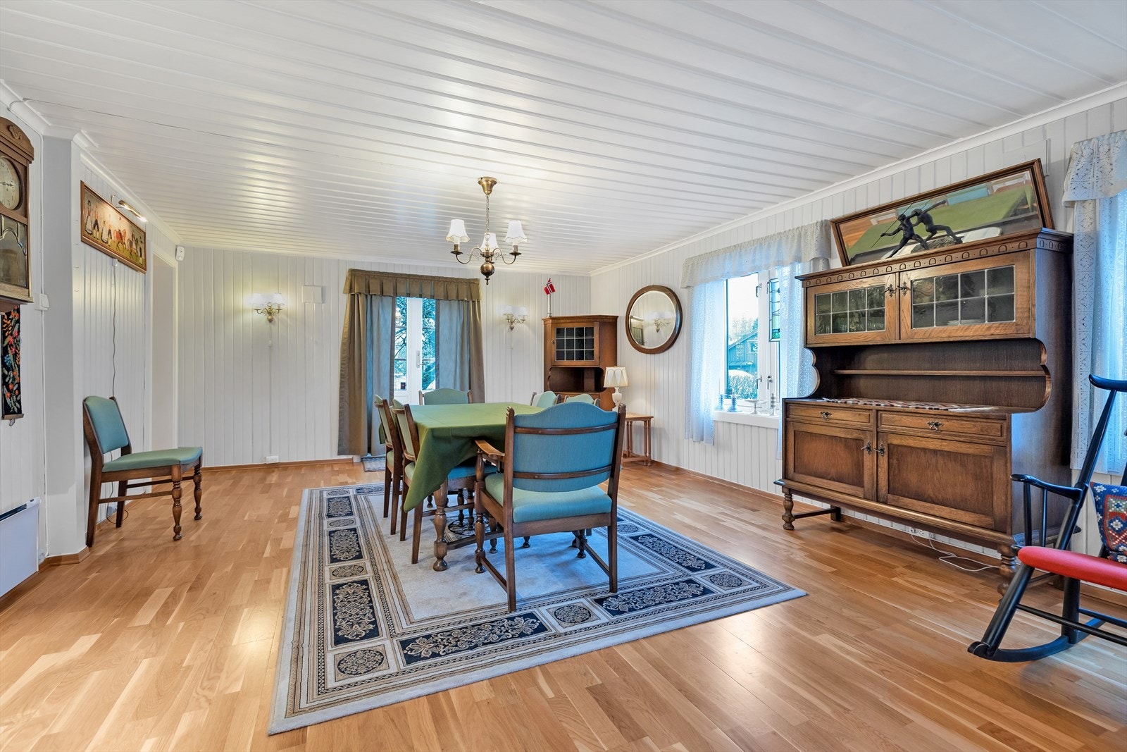 Fra denne stuen har man utgang til husets hage. Galleribilde