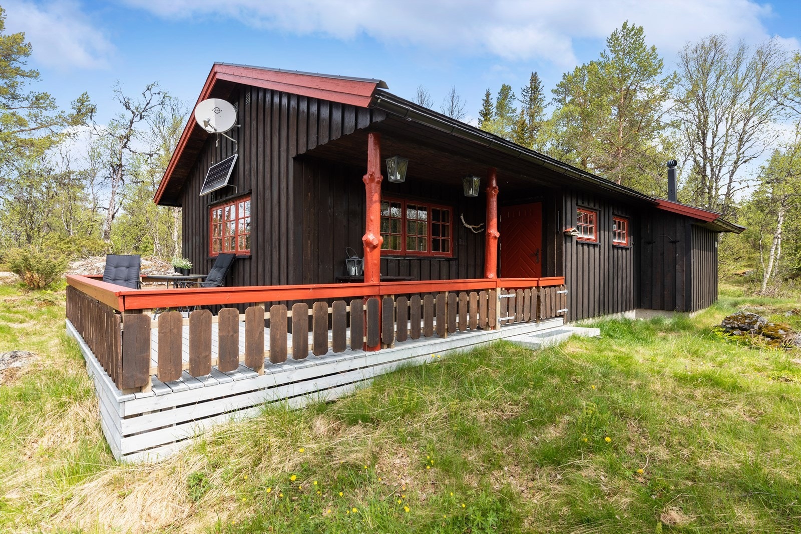 Her kan du ta på deg gode sko og opplev vakker natur og frisk luft med turer til både topper og vidder. Galleribilde