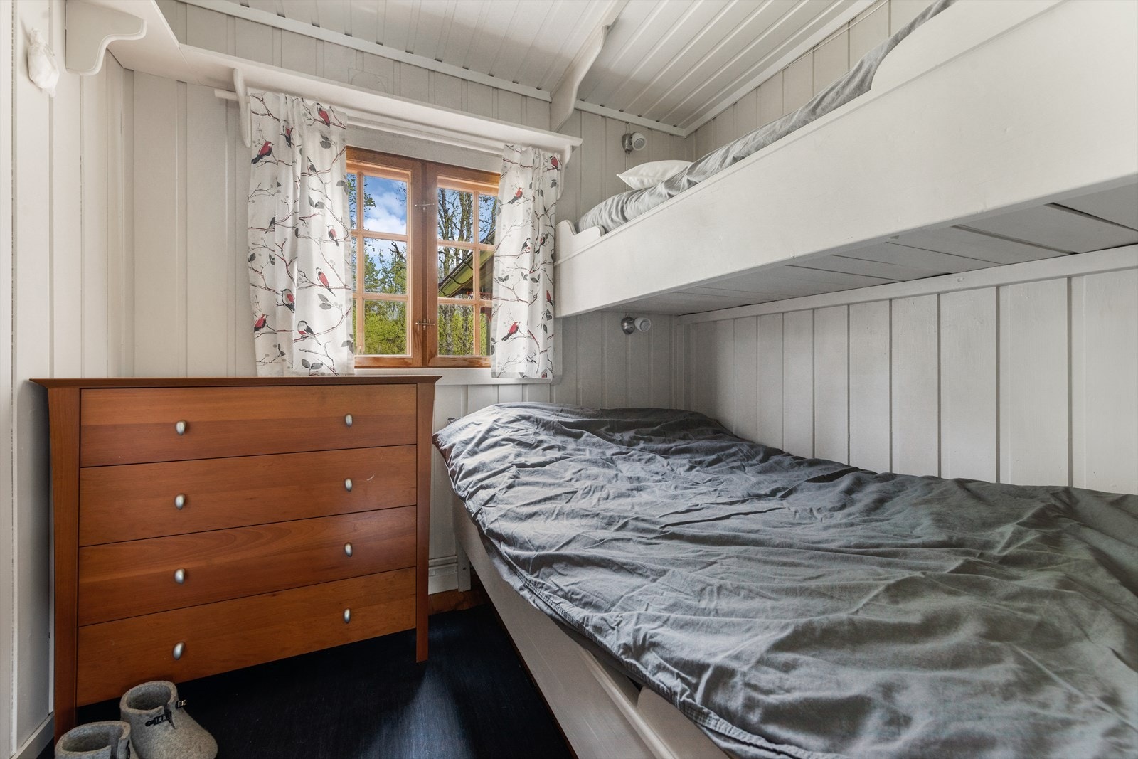 hytta er det to soverom, hvor det på begge rom er familiekøye og kommode. Det er totalt 6 sengeplasser. Galleribilde