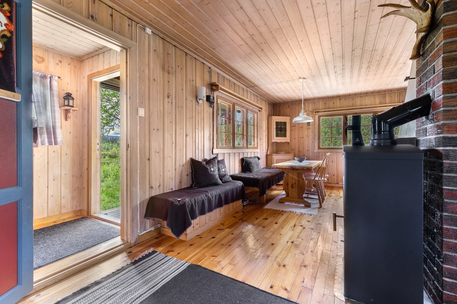 Nå du kommer inn i hytta er hytta innredet i en hyggelig og delikat stil, det er lyst og trivelig, rikelig med vinduer. Galleribilde