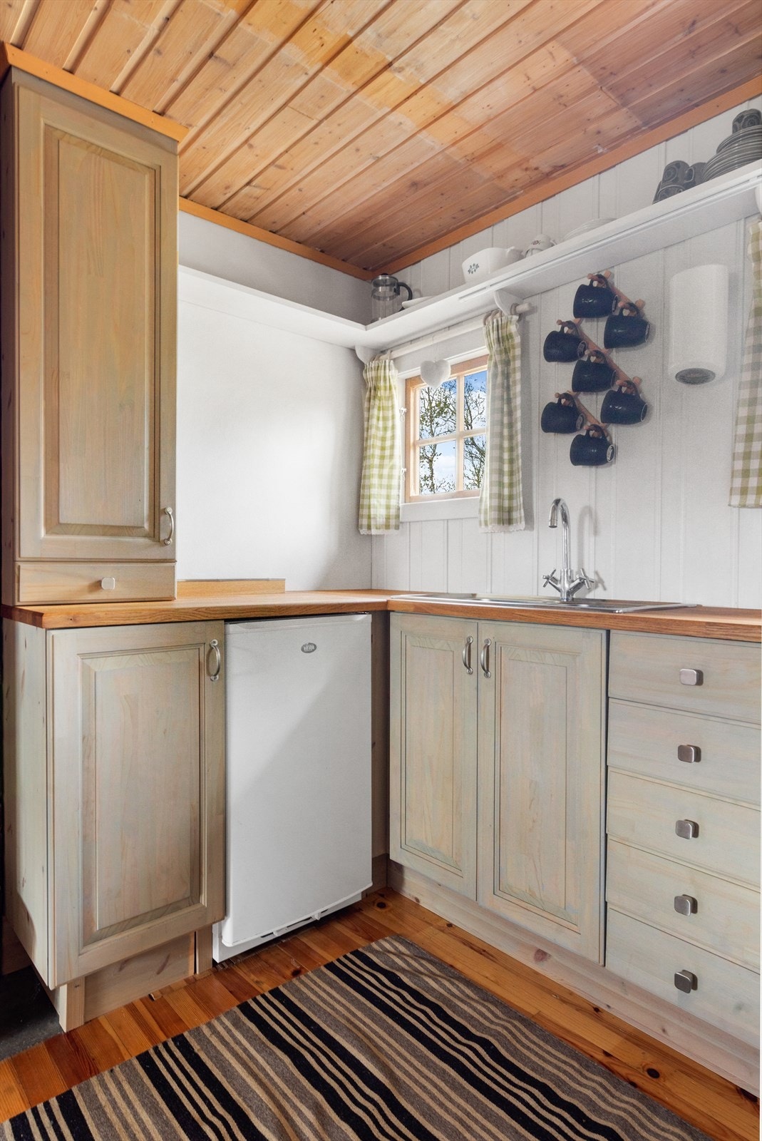 Kjøkkenet er innredet med lekkert kjøkken fra lokal produsent. Kjøkkeninnredning har profilerere skapdører og benkeplate i heltre. Galleribilde