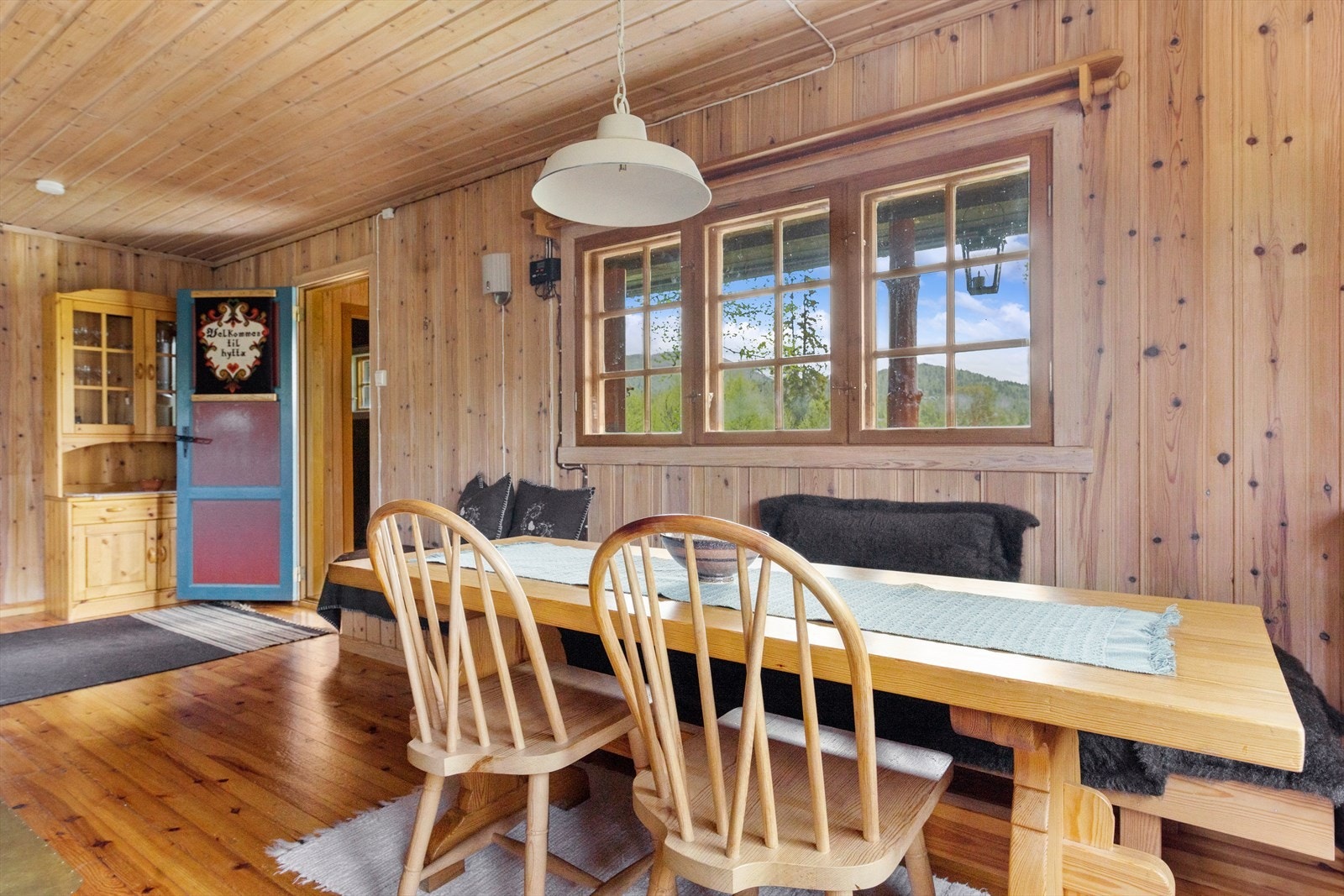 I tilknytning til kjøkkenet har du en stor spiseplass med den vakre og harmoniske utsikt, åpne peis for varme og hygge. Galleribilde