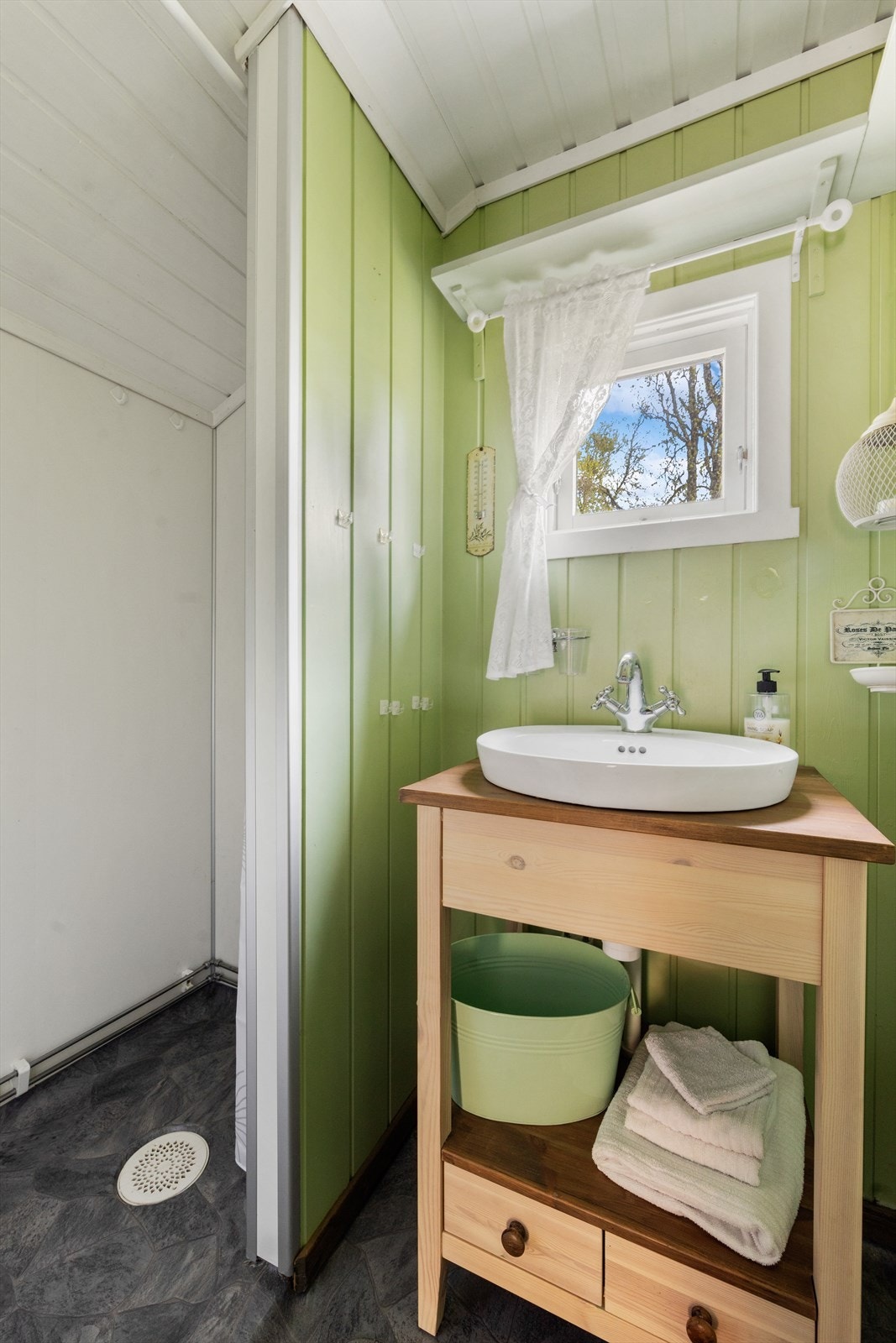 Baderom med dusjnisje. Galleribilde