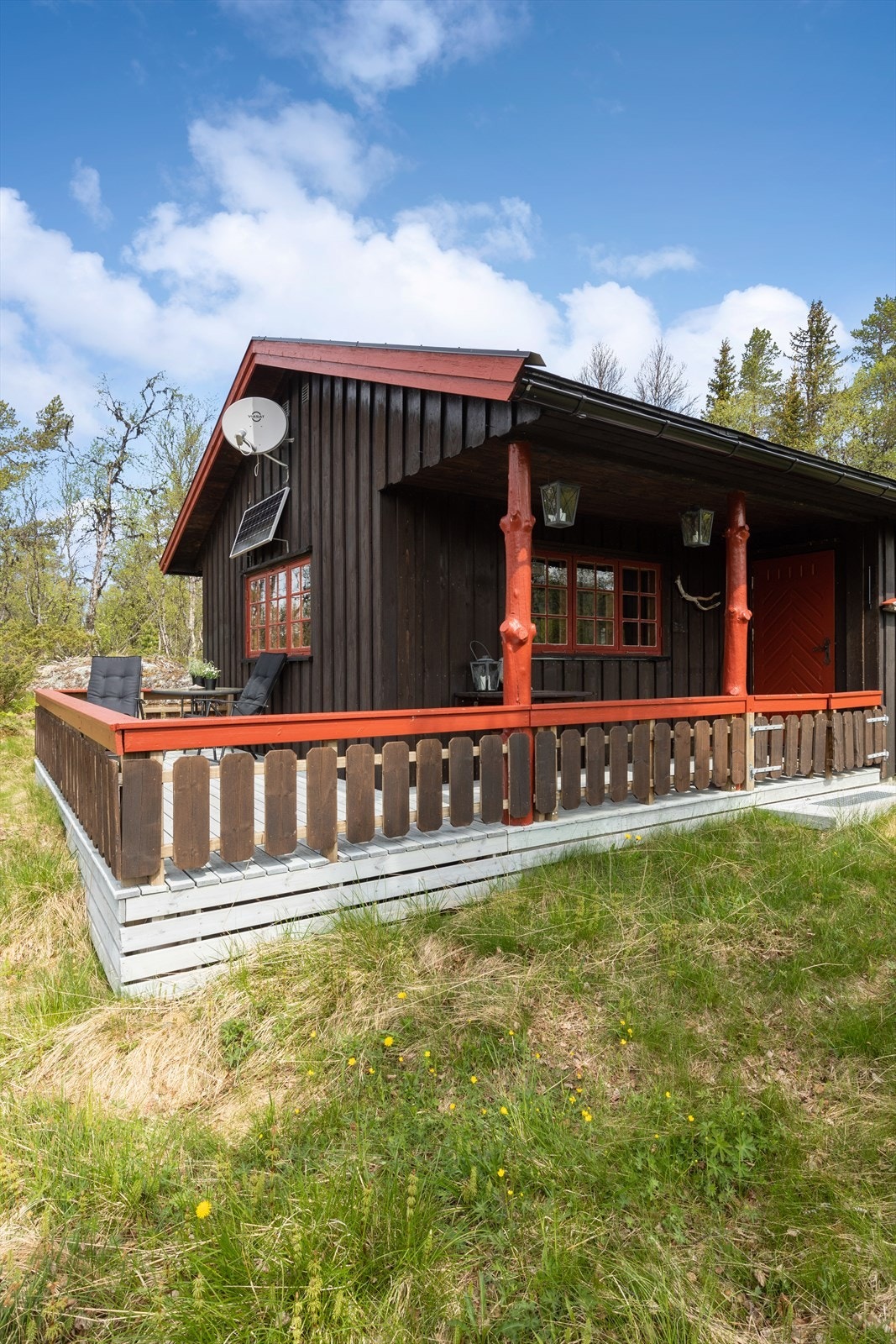 Eiendommen har flotte uteområder. Her kan du sitte å nyte både sol og utsikt. Galleribilde