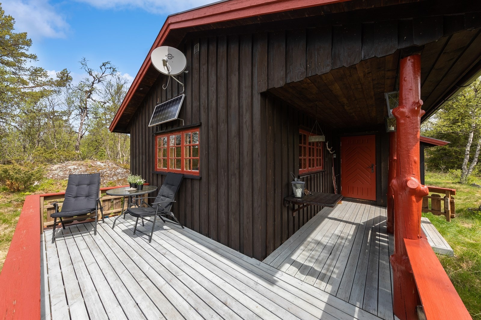Her er det sol fra tidlig morgen til sent på kveld, og nydelig utsikt til elva og fjellene. Midt i en særskilt vakker natur med store åpne sletter. Galleribilde