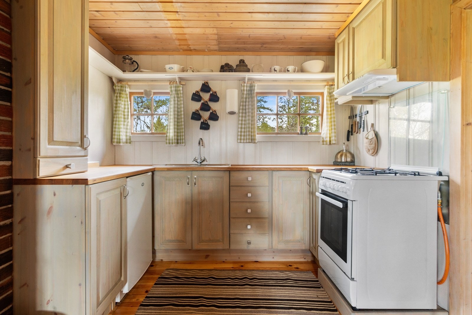 Hytta har delvis åpen kjøkkenløsning. Kjøkkenet er avskjermet fra stue og tilknyttet spisestuen. Galleribilde