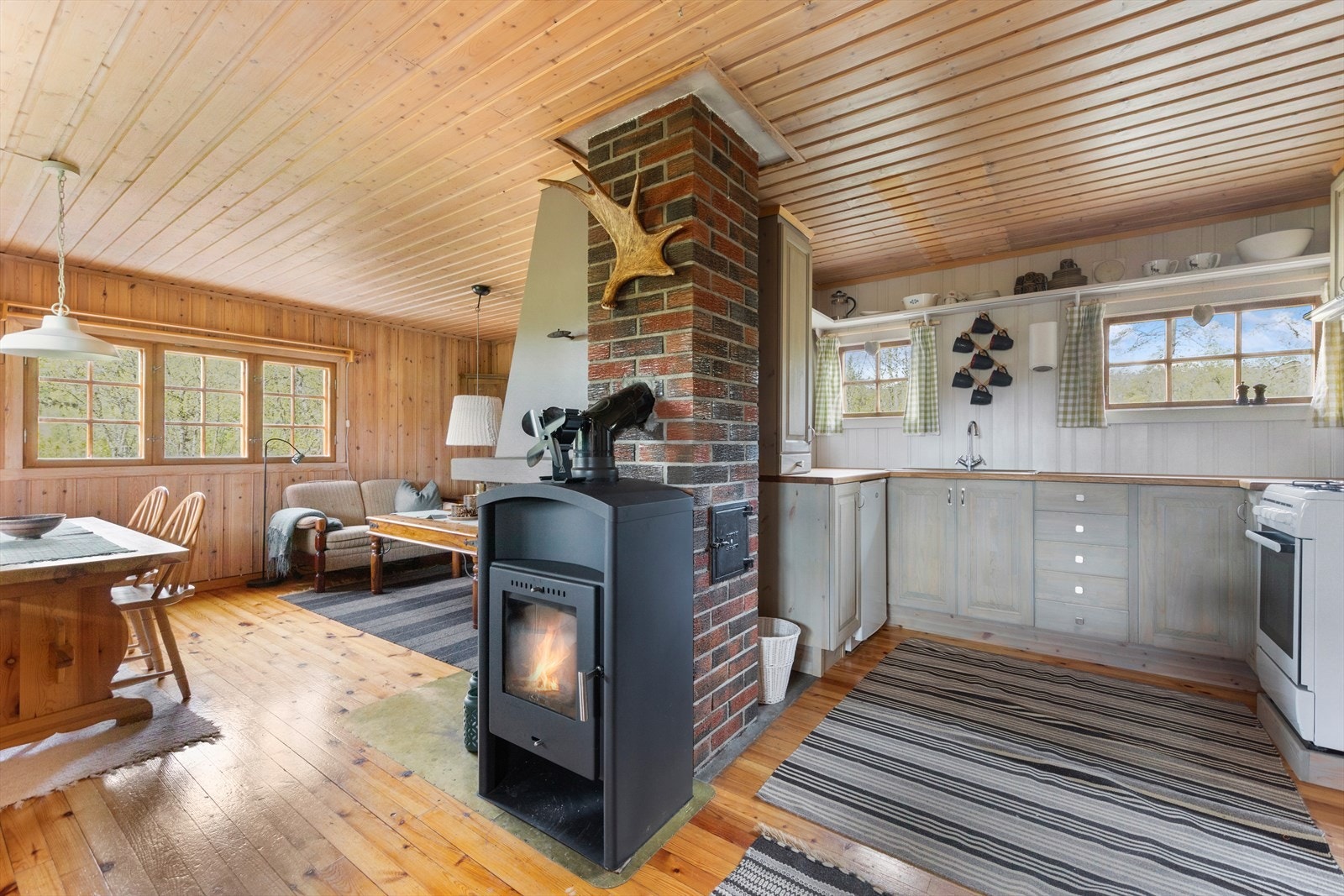 Her byr kjøkkenet på rikelig med både benk og skapplass. Kjøkkenet er perfekt for flere kokker så her har du virkelig et sosialt kjøkken. Galleribilde