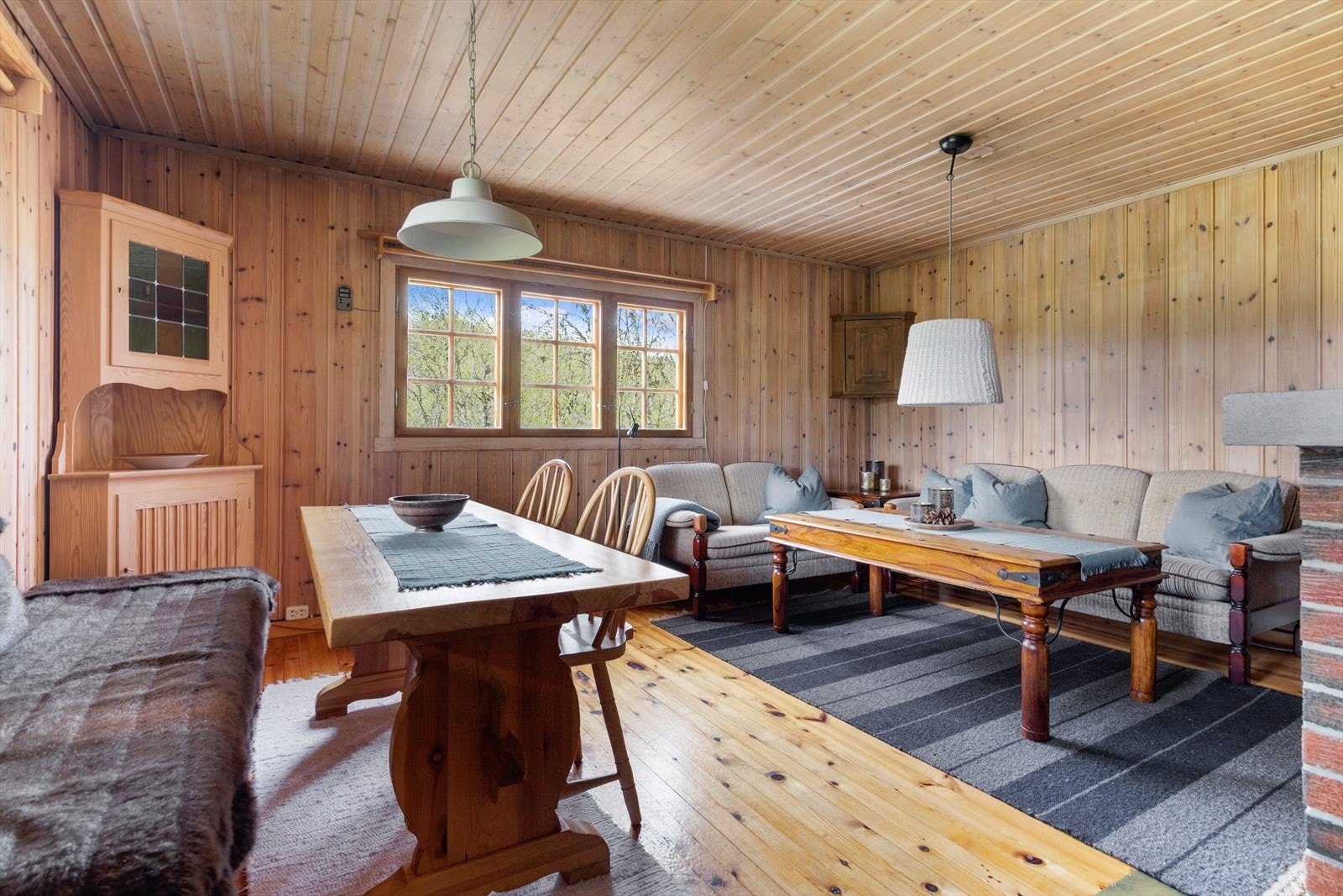 Det er gode møbleringsmuligheter med god plass til sofa og spisestue. Galleribilde