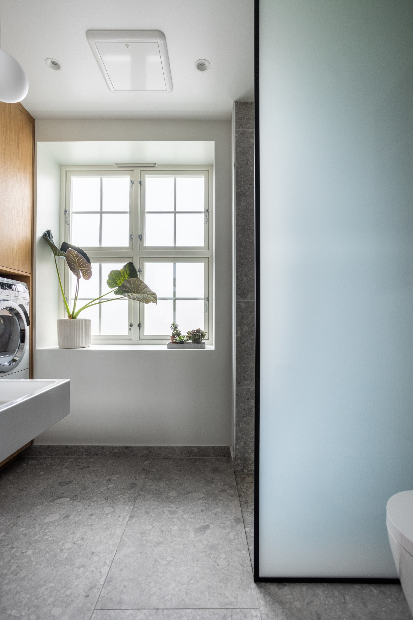 Badet ligger fint tilbaketrukket fra etasjens oppholdsrom, og i praktisk tilknytning til entréen og soverommet i 1.etasje. Galleribilde