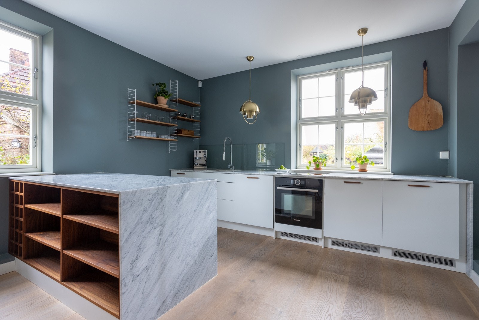 Planløsningen er god og meget familievennlig med både sosiale og skjermede oppholdssoner. Fra kjøkkenvinduet har man herlig utsyn til hagen. Galleribilde