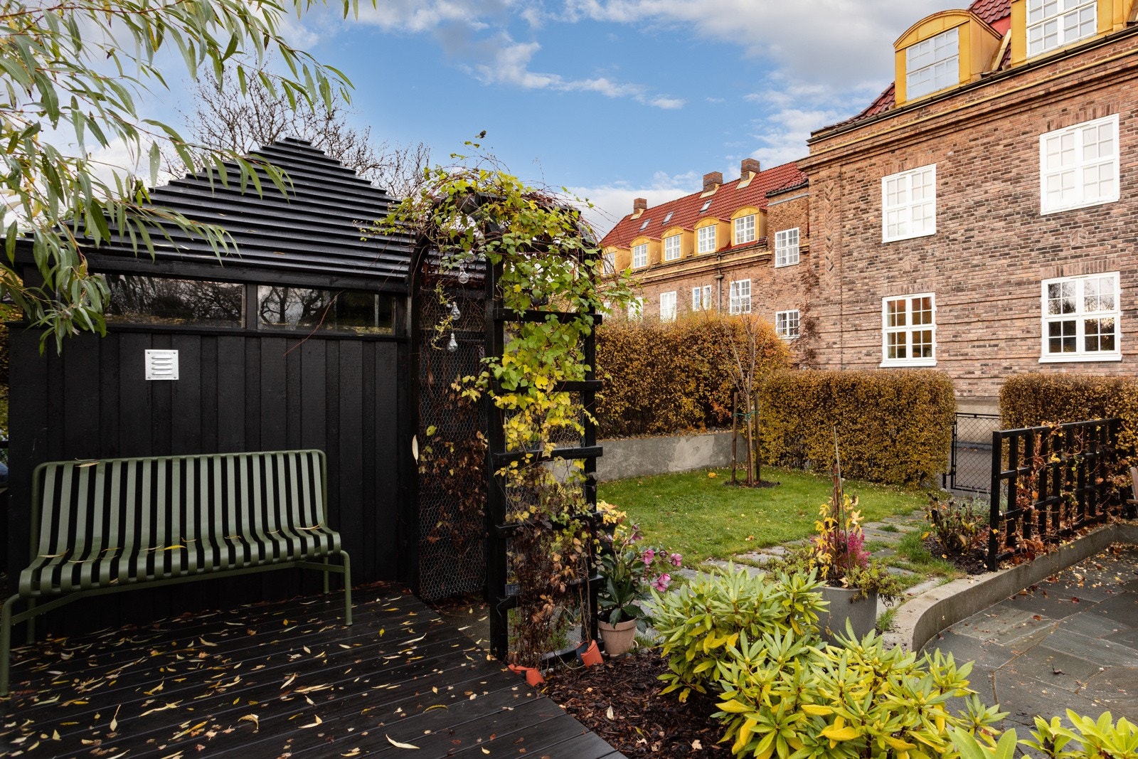 Hagen ligger med enkel og lett tilgang fra leiligheten. Det er i tillegg satt opp en praktisk utebod for ekstra lagringsplass. Galleribilde