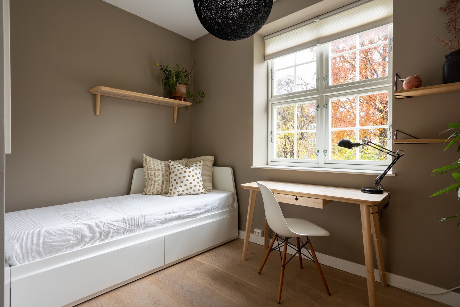 Det er god plass til seng, oppbevaring og øvrig soveromsinnredning. Galleribilde