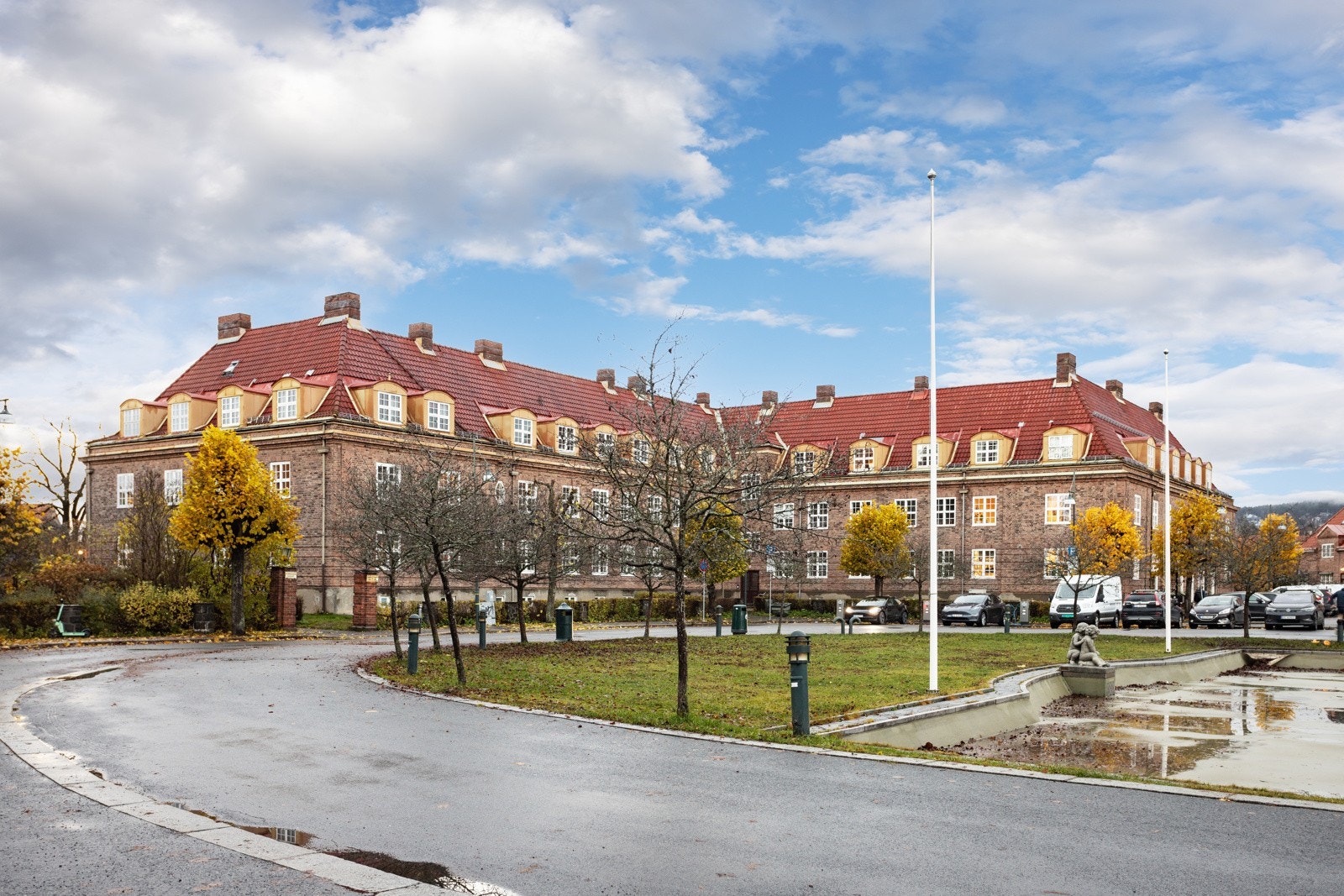 Her bor man med umiddelbar nærhet til Damplassen, kort veg til Ullevål skole og flere barnehagetilbud, offentlig kommunikasjon og en rekke servicetilbud. Galleribilde