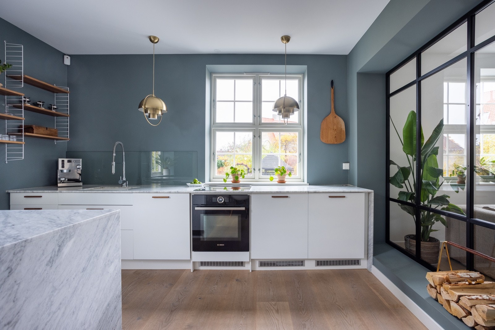 Kjøkkeninnredningen var ny i 2017, og fremstår delikat med en smakfull innredning fra Epoq. Galleribilde
