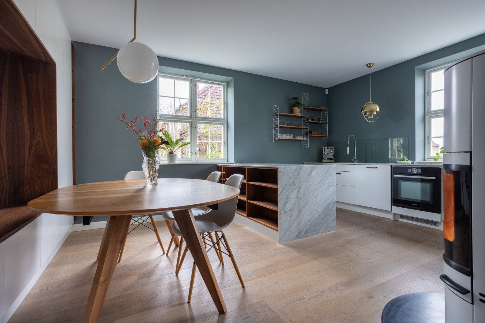 Innvendig har boligen blitt vesentlig påkostet og modernisert gjennom årene, og holder en høy og gjennomført standard. Galleribilde