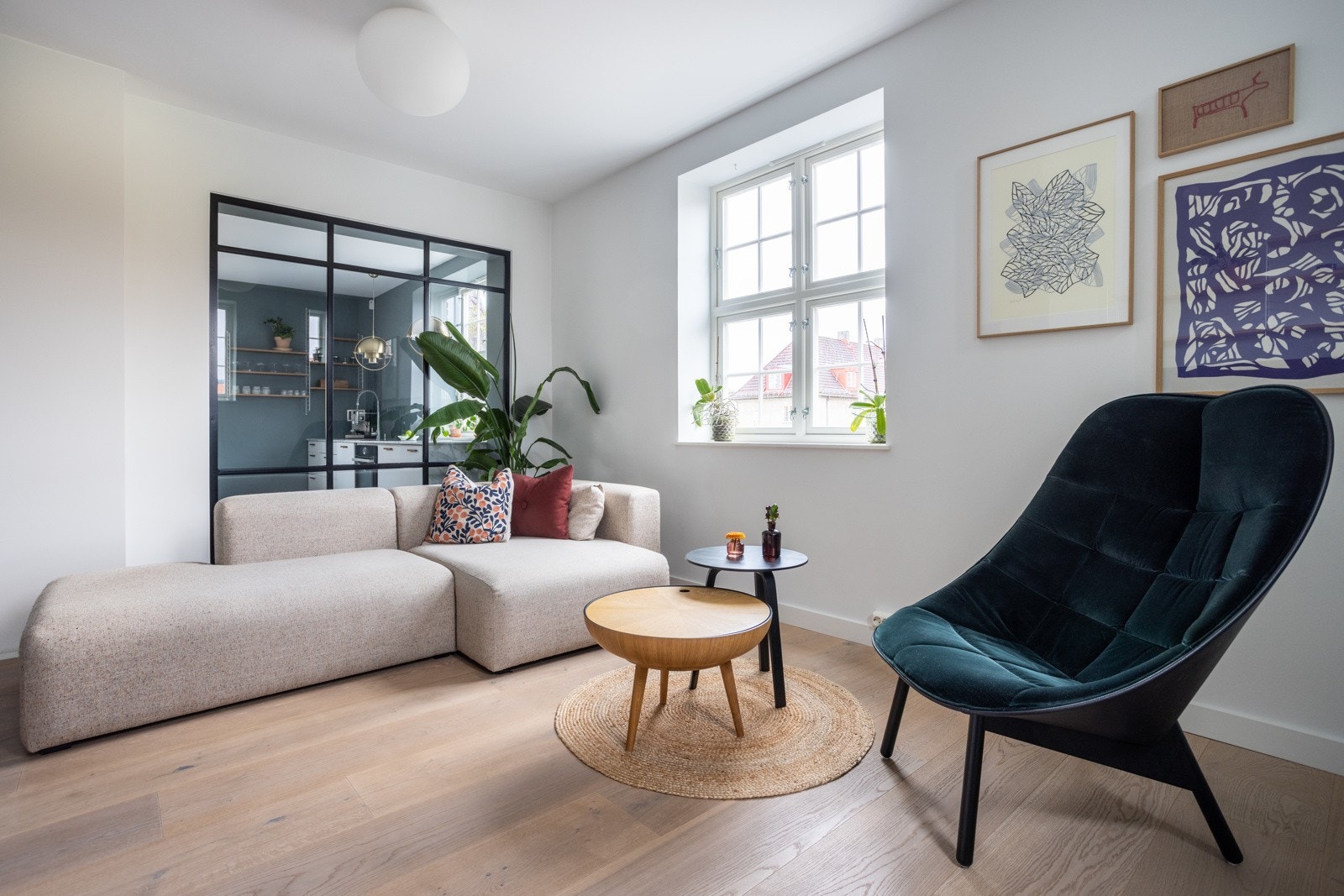 Stuen har flere innredningsmuligheter med god plass til både sofa og tv-møblement. Galleribilde