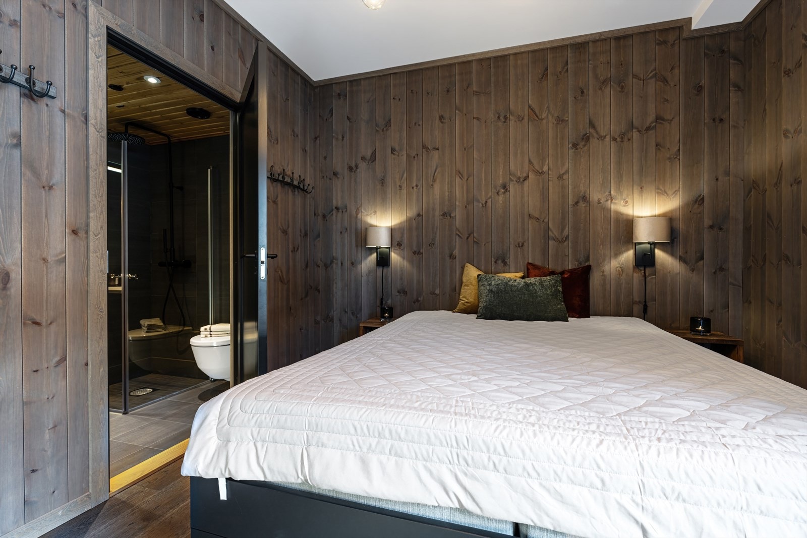 Tilknyttet baderom til hovedsoverom. Galleribilde