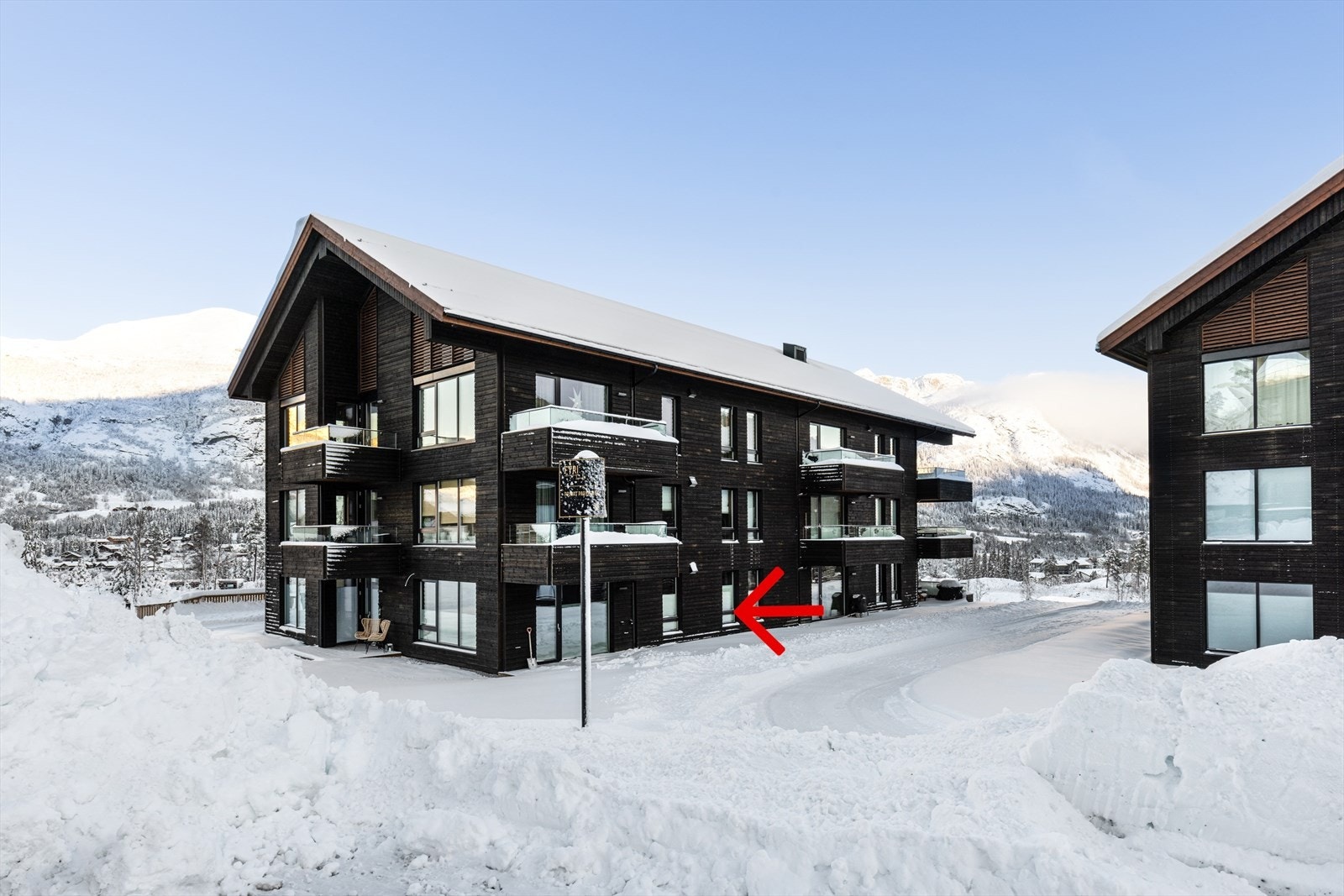 Enkel adkomst til markterrasse fra terreng. Skli enkelt på ski inn til leiligheten. Galleribilde