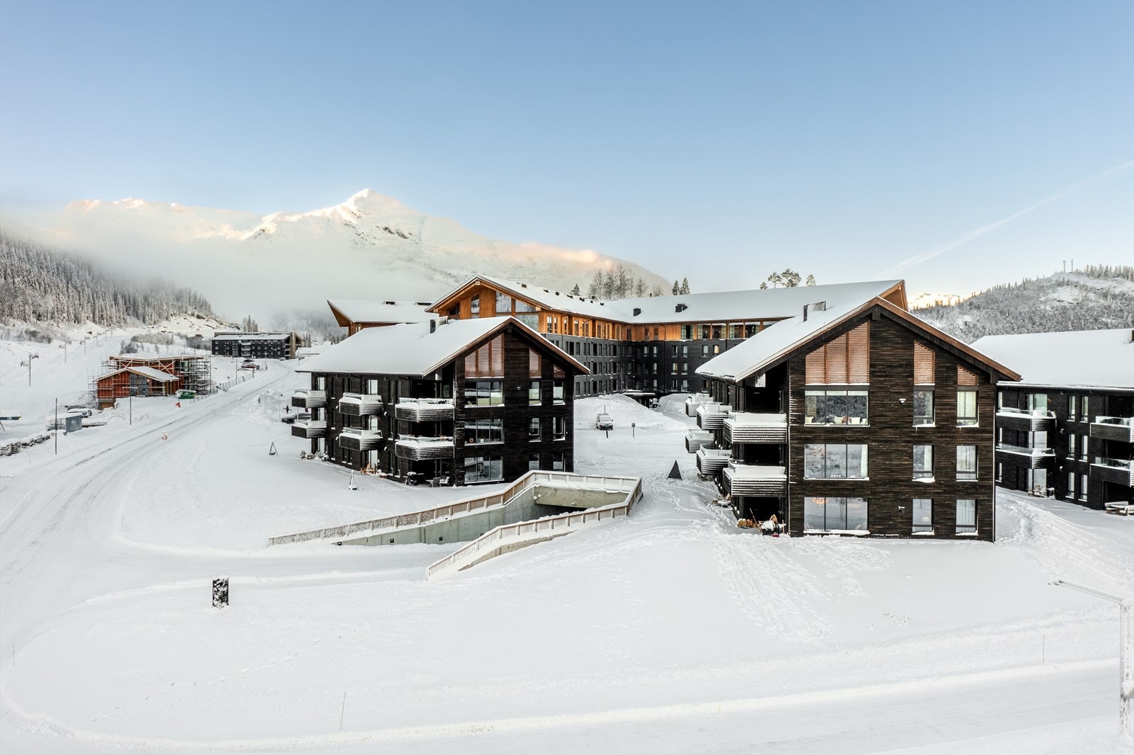 Bilen parkerer du på din p-plass i garasjekjeller under bygget. Heis til etasjeplan. Galleribilde