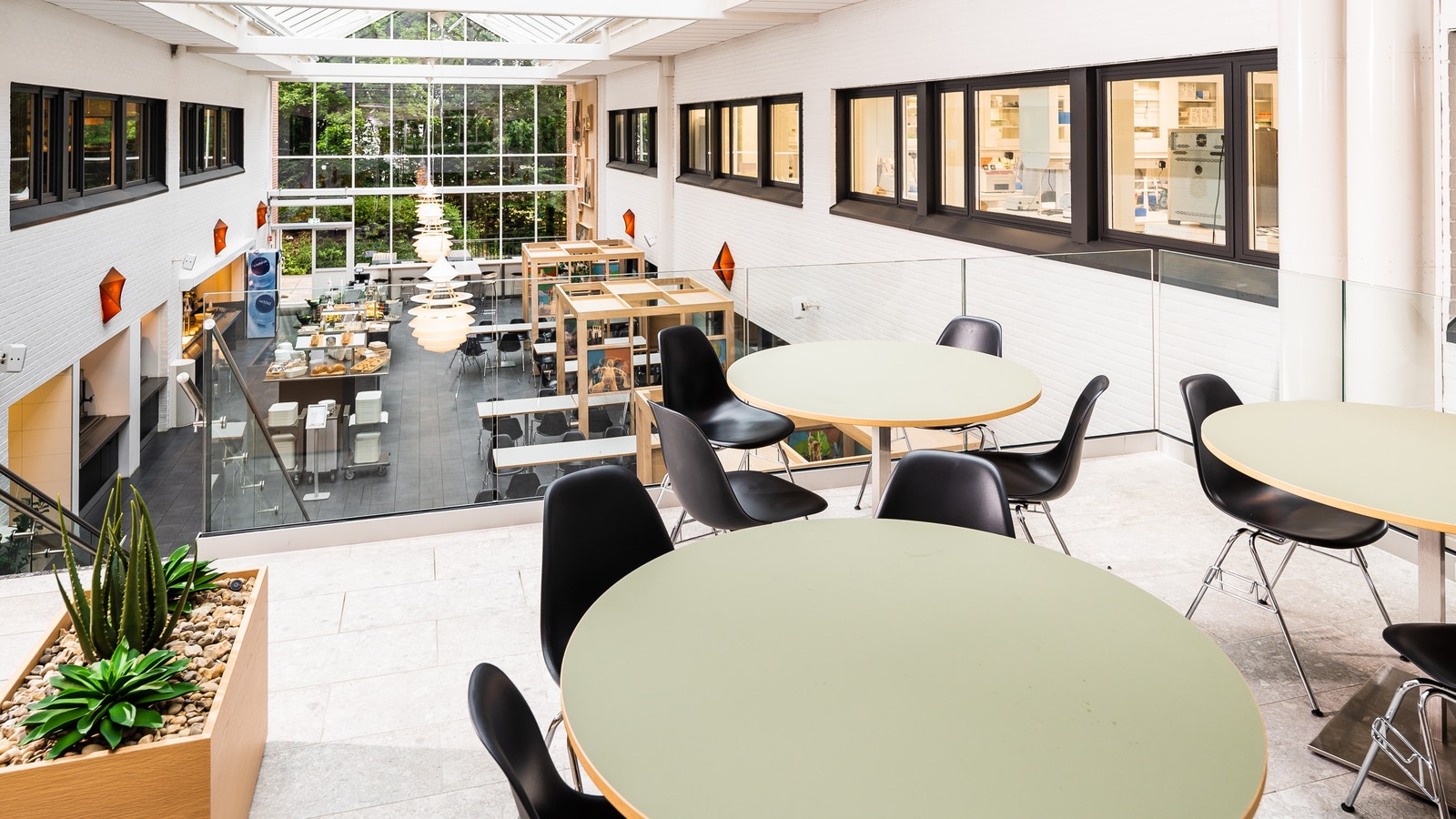 Mesanin over kantine og møteromsfasiliteter Galleribilde