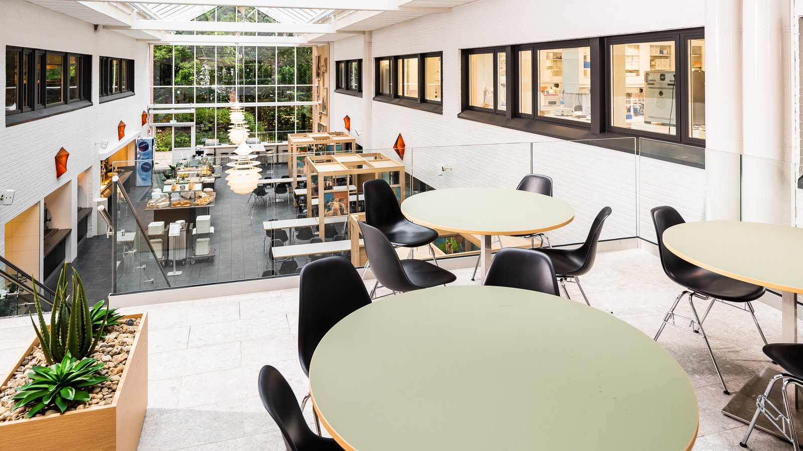 Mesanin over kantine og møteromsfasiliteter Galleribilde