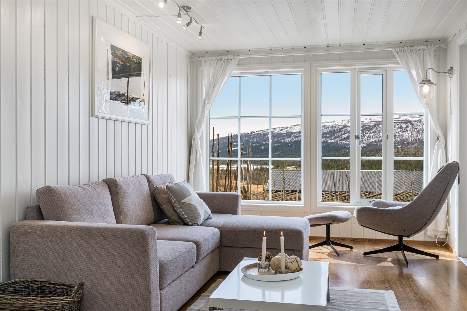 Stuen har store vinduer som gir utsyn til de flotte omgivelsene. Galleribilde